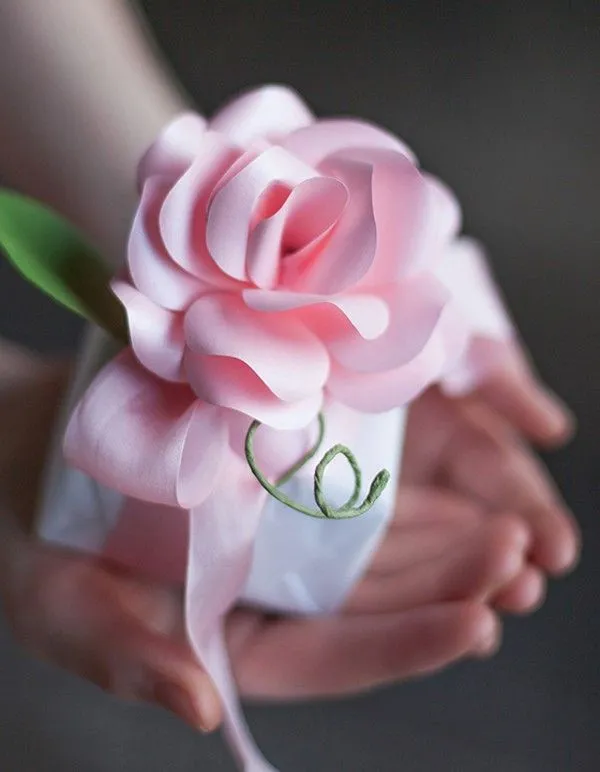 L&#224;m tranh hoa hồng bằng giấy dễ thương tỏ t&#236;nh Valentine