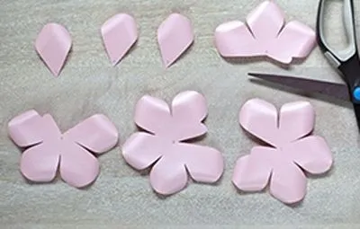 L&#224;m tranh hoa hồng bằng giấy dễ thương tỏ t&#236;nh Valentine