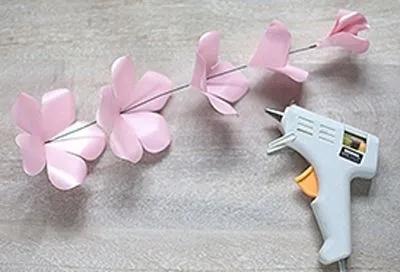 L&#224;m tranh hoa hồng bằng giấy dễ thương tỏ t&#236;nh Valentine