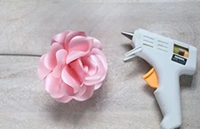L&#224;m tranh hoa hồng bằng giấy dễ thương tỏ t&#236;nh Valentine