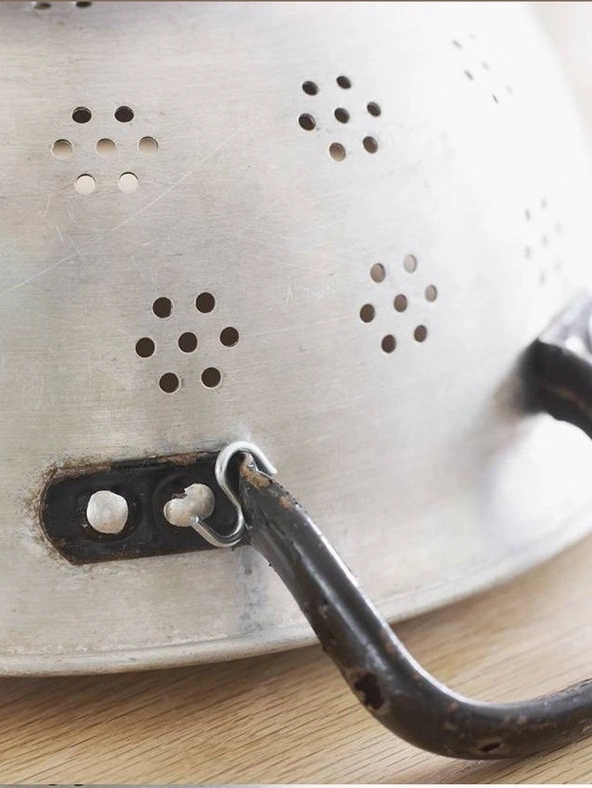 T&#225;i chế rổ cũ th&#224;nh chậu hoa handmade cực độc