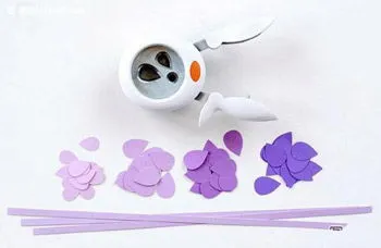 Trang tr&#237; khung ảnh với những b&#244;ng hoa giấy rực rỡ