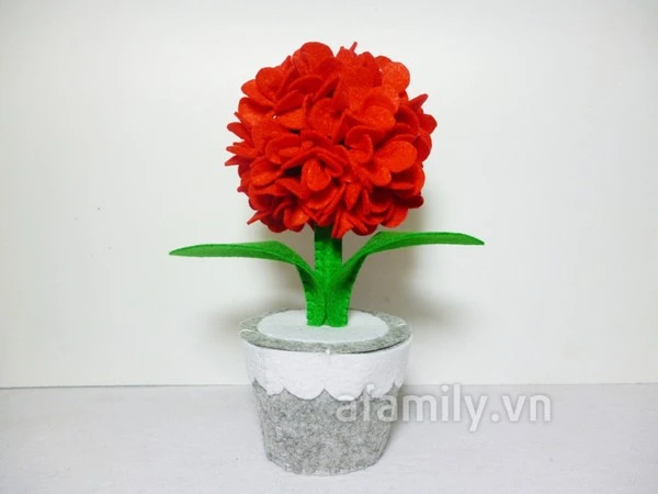L&#224;m chậu hoa đỏ rực rỡ ch&#224;o đ&#243;n năm mới