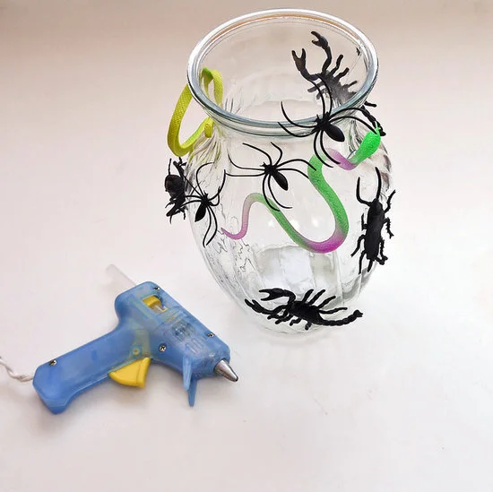 Bật m&#237; &#253; tưởng trang tr&#237; Halloween hay ho từ chai lọ cũ