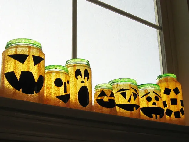 Bật m&#237; &#253; tưởng trang tr&#237; Halloween hay ho từ chai lọ cũ