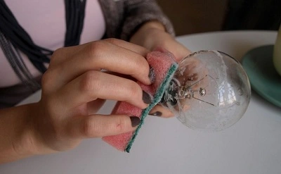 &#221; tưởng trang tr&#237; qu&#225;n cafe bằng b&#243;ng đ&#232;n cực độc