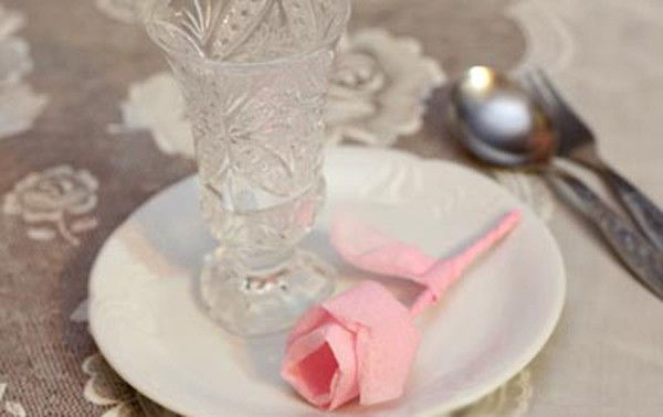2 c&#225;ch gấp hoa hồng bằng giấy ăn trang tr&#237; b&#224;n tiệc