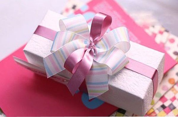 2 c&#225;ch l&#224;m nơ ruy băng trang tr&#237; hộp qu&#224; xinh xắn