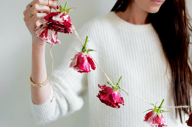 L&#224;m v&#242;ng hoa hồng dễ thương cho ng&#224;y Valentine trắng