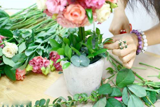 Ai cũng tấm tắc khen c&#225;ch cắm hoa đẹp đơn giản h&#236;nh cẩm t&#250; cầu