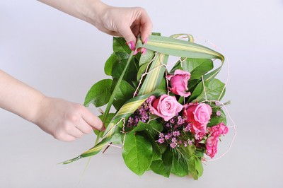 C&#225;ch b&#243; hoa hồng h&#236;nh tr&#225;i tim l&#227;ng mạn cho Valentine