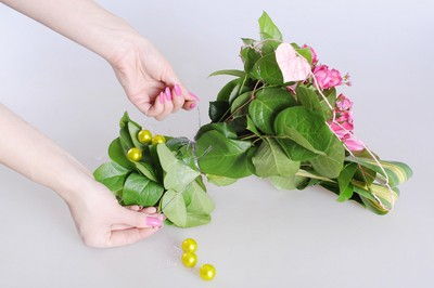 C&#225;ch b&#243; hoa hồng h&#236;nh tr&#225;i tim l&#227;ng mạn cho Valentine