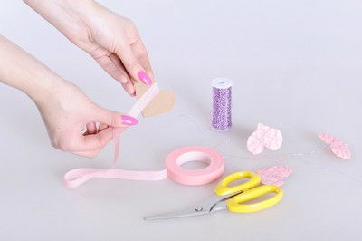 C&#225;ch b&#243; hoa hồng h&#236;nh tr&#225;i tim l&#227;ng mạn cho Valentine