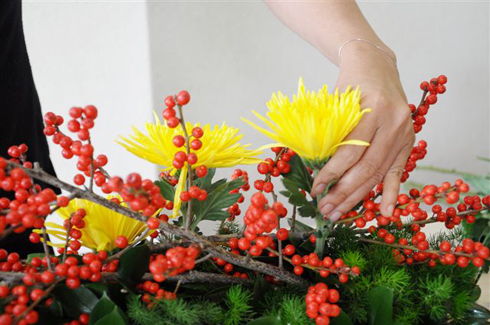 C&#225;ch cắm hoa c&#250;c v&#224;ng mang ph&#250;c lộc ngập tr&#224;n đ&#243;n Tết