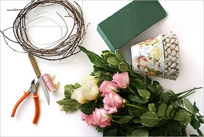 C&#225;ch cắm hoa hồng đẹp lạ mắt với những c&#224;nh kh&#244;
