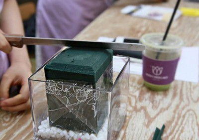 C&#225;ch cắm hoa ng&#224;y Tết với c&#225;t m&#224;u l&#224;m qu&#224; tặng dịp Tết
