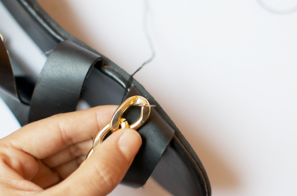 Trang tr&#237; đ&#244;i sandal cũ th&#224;nh phụ kiện cực chất đ&#243;n h&#232;