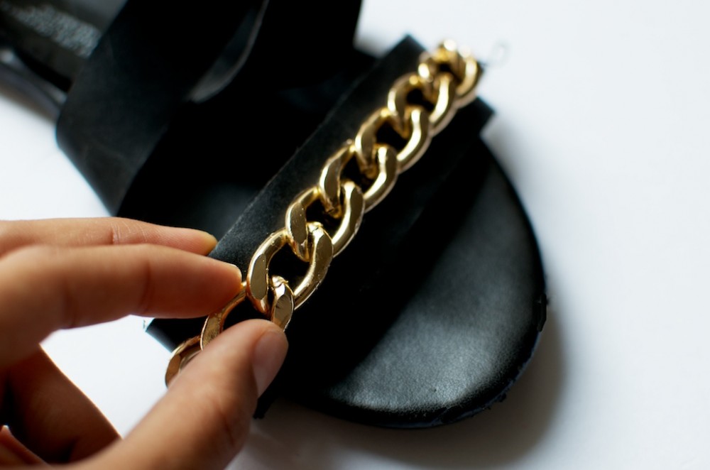 Trang tr&#237; đ&#244;i sandal cũ th&#224;nh phụ kiện cực chất đ&#243;n h&#232;