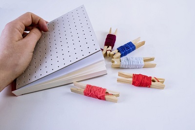 C&#225;ch trang tr&#237; sổ tay th&#234;m c&#225; t&#237;nh bằng chỉ th&#234;u