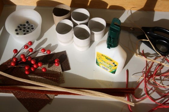 C&#249;ng b&#233; d&#249;ng l&#245;i giấy thừa l&#224;m tuần lộc trang tr&#237; Noel