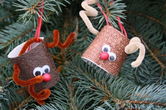 C&#249;ng b&#233; d&#249;ng l&#245;i giấy thừa l&#224;m tuần lộc trang tr&#237; Noel