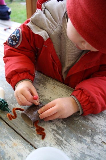 C&#249;ng b&#233; d&#249;ng l&#245;i giấy thừa l&#224;m tuần lộc trang tr&#237; Noel