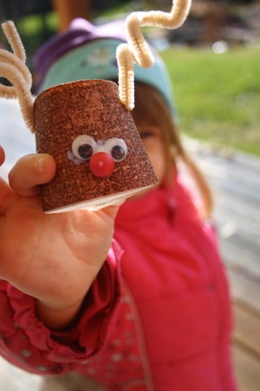 C&#249;ng b&#233; d&#249;ng l&#245;i giấy thừa l&#224;m tuần lộc trang tr&#237; Noel