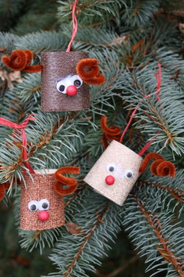 C&#249;ng b&#233; d&#249;ng l&#245;i giấy thừa l&#224;m tuần lộc trang tr&#237; Noel