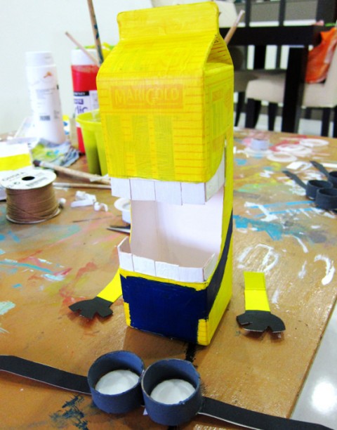 C&#249;ng mẹ hướng dẫn l&#224;m đ&#232;n lồng minion từ hộp sữa cho b&#233;