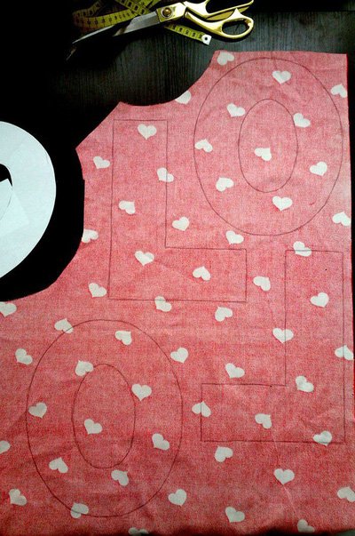 Cuối tuần ở nh&#224; may gối tựa chữ LOVE vừa đẹp, vừa y&#234;u