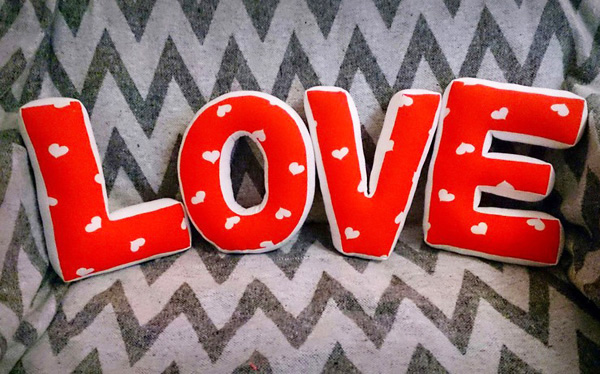 Cuối tuần ở nh&#224; may gối tựa chữ LOVE vừa đẹp, vừa y&#234;u