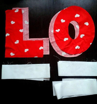 Cuối tuần ở nh&#224; may gối tựa chữ LOVE vừa đẹp, vừa y&#234;u