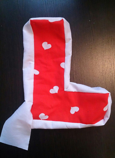 Cuối tuần ở nh&#224; may gối tựa chữ LOVE vừa đẹp, vừa y&#234;u