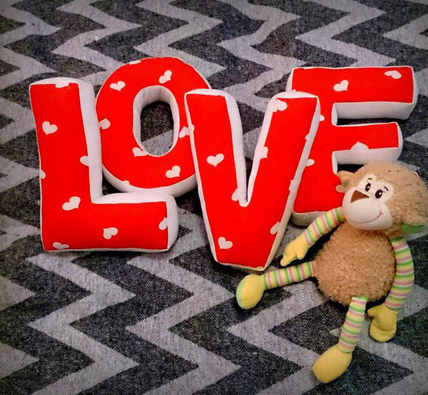 Cuối tuần ở nh&#224; may gối tựa chữ LOVE vừa đẹp, vừa y&#234;u