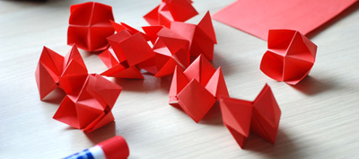 Gấp giấy origami l&#224;m tranh tr&#225;i tim cho ng&#224;y Valentine trắng