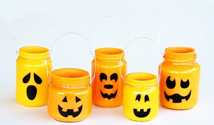 Từ những chiếc lọ cũ, trang tr&#237; Halloween chưa bao giờ dễ đến vậy