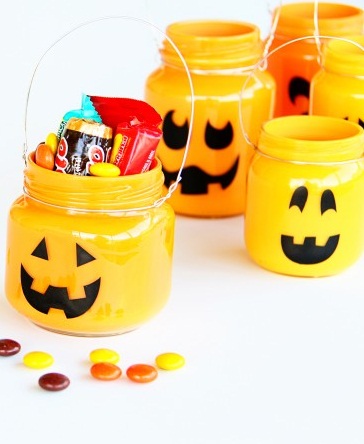 Từ những chiếc lọ cũ, trang tr&#237; Halloween chưa bao giờ dễ đến vậy