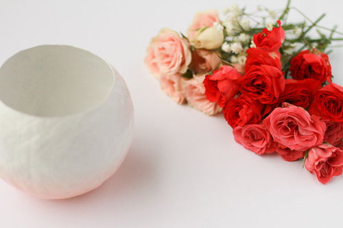 Hướng dẫn c&#225;ch cắm hoa hồng để b&#224;n với b&#236;nh tr&#242;n