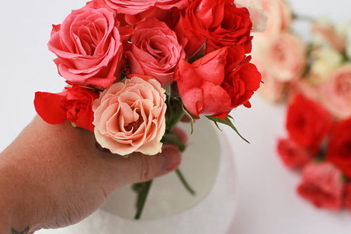 Hướng dẫn c&#225;ch cắm hoa hồng để b&#224;n với b&#236;nh tr&#242;n