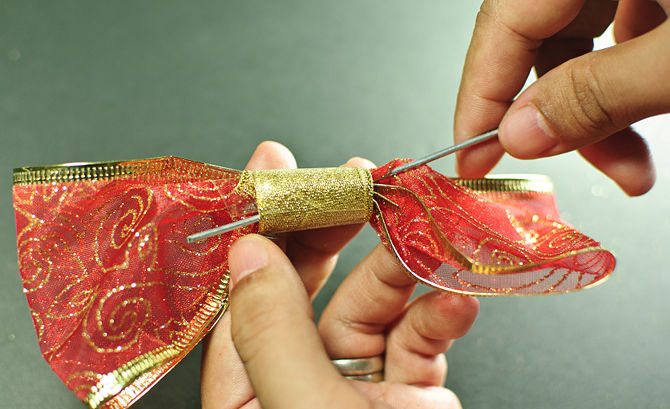 L&#224;m nơ đỏ từ ruy băng trang tr&#237; c&#226;y th&#244;ng Noel tuyệt đẹp