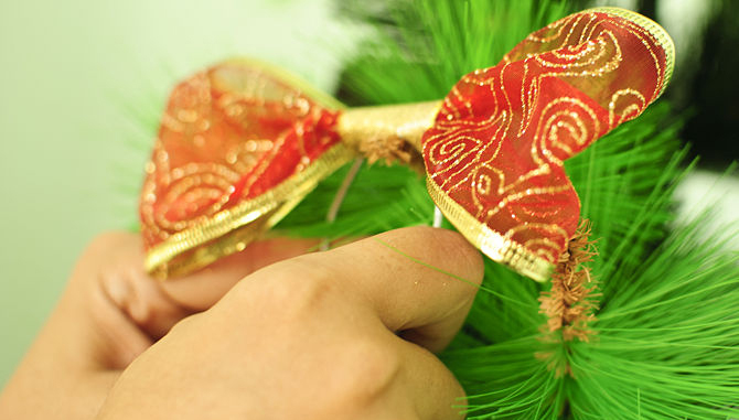 L&#224;m nơ đỏ từ ruy băng trang tr&#237; c&#226;y th&#244;ng Noel tuyệt đẹp
