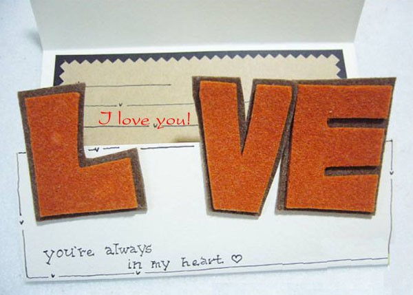 L&#224;m thiệp Valentine độc đ&#225;o với kh&#243;a c&#224;i bằng chữ “LOVE”