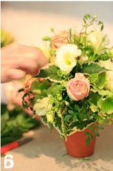 Mẫu cắm hoa hồng để b&#224;n đẹp bằng b&#236;nh đất nung