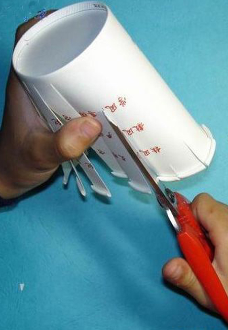 M&#250;a tay ra ngay lồng đ&#232;n từ cốc giấy đ&#243;n Trung thu sớm