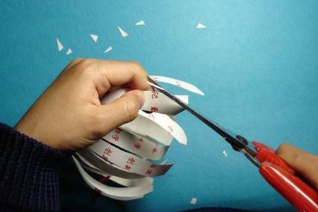 M&#250;a tay ra ngay lồng đ&#232;n từ cốc giấy đ&#243;n Trung thu sớm