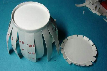 M&#250;a tay ra ngay lồng đ&#232;n từ cốc giấy đ&#243;n Trung thu sớm