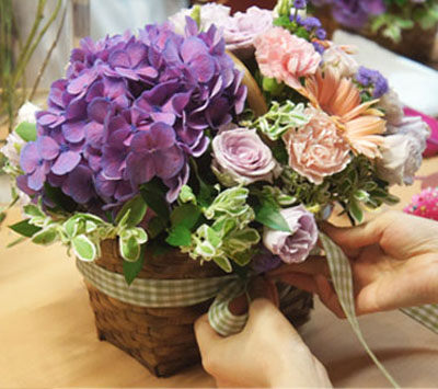 Qu&#225; đơn giản để học c&#225;ch cắm lẵng hoa si&#234;u đẹp tặng thầy c&#244;