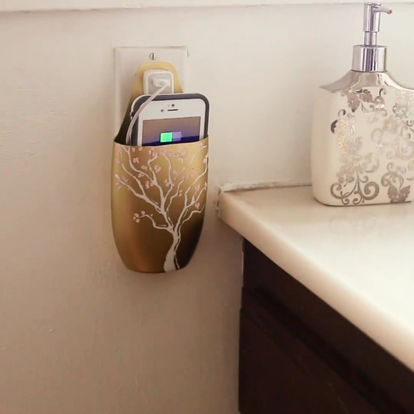 Tận dụng vỏ chai nhựa l&#224;m giỏ điện thoại để &#39;sạc mọi nơi&#39;