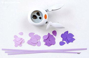 Trang tr&#237; khung ảnh với những b&#244;ng hoa giấy rực rỡ