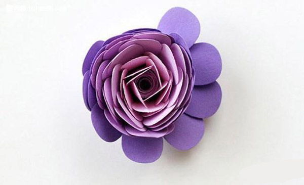 Trang tr&#237; khung ảnh với những b&#244;ng hoa giấy rực rỡ
